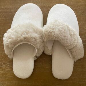 Pottery Barn Women's Slippers in White and Cream